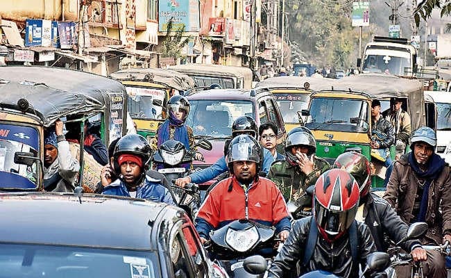 रांची : वाहनों के दबाव के हिसाब से तय नहीं है ट्रैफिक सिग्नल, करमटोली चौक पर रेड सिग्नल 90 तो ग्रीन सिग्नल 30 सेकेंड