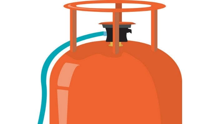 उज्ज्वला योजना का हाल : गरीबों ने एक वर्ष में उठाये केवल तीन सिलिंडर, अधिक कीमत है नहीं लेने का प्रमुख कारण