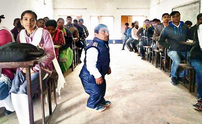 बेगूसराय : छोटे कद के बड़े कारनामे, साढ़े तीन फुट के गौतम छात्रों को करा रहे पीएचडी