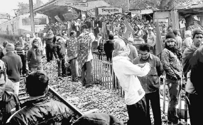 कोलकाता : ट्रेड यूनियनों की हड़ताल से दूसरे दिन भी ट्रेन सेवा रही बाधित