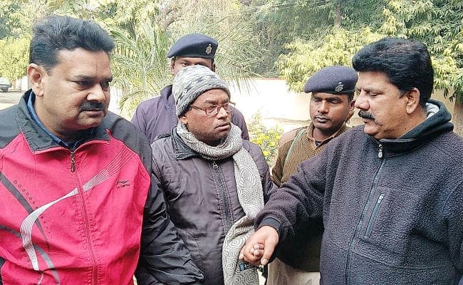 निगरानी की टीम ने 10 हजार रुपये घूस लेते शिक्षा विभाग के अधिकारी को रंगेहाथ दबोचा