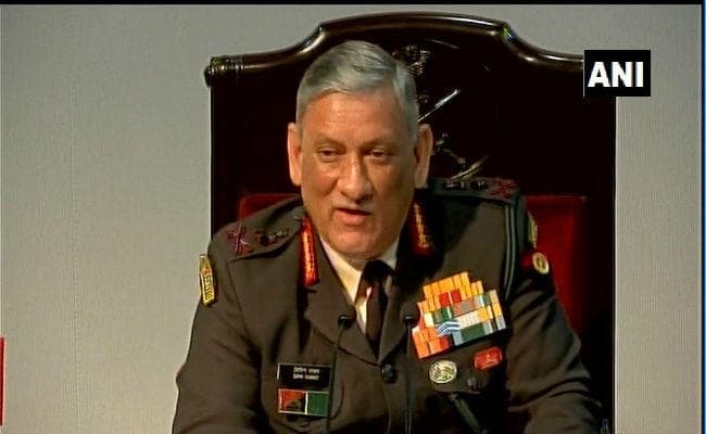 पाकिस्तान को संदेश देते हुए आर्मी चीफ ने कहा- आतंक और वार्ता एक साथ संभव नहीं