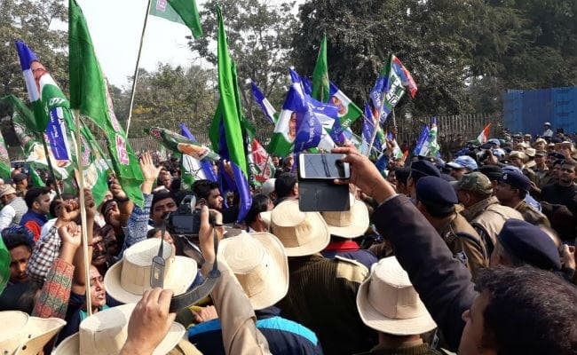 CM नीतीश के बयान के विरोध में विपक्षी पार्टियों का राजभवन मार्च, सात सदस्यीय प्रतिनिधिमंडल ज्ञापन सौंपने के लिए पहुंचा राजभवन