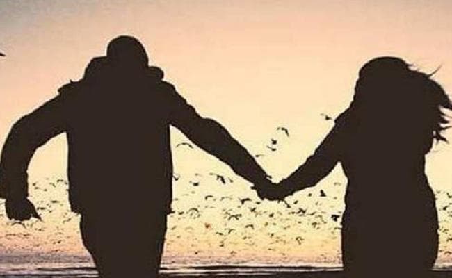 UP: फैक्ट्री मालिक से काम मांगने आए किशोर से पत्नी को हुआ प्यार, 50 की महिला 17 साल का युवक, दोनों फरार