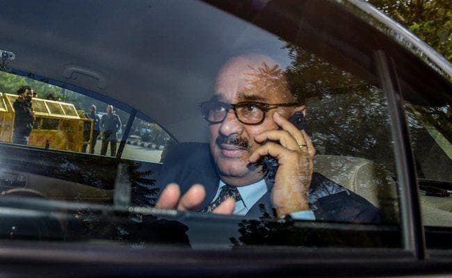 तबादले का आदेश पलटने के आलोक वर्मा के फैसले के खिलाफ High Court में याचिका