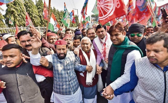 पटना : एनडीए सरकार की नीतियों के खिलाफ राज्यपाल से मिले महागठबंधन के नेता