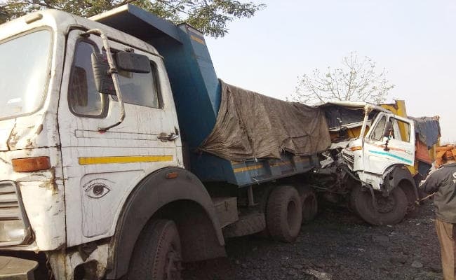Jharkhand : दो हाईवा की टक्कर में तीन लोगों की मौत, हाईवे जाम
