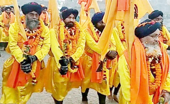 पंच प्यारे की अगुवाई में निकाली गयी प्रभात फेरी, पंजाब से आये जांबाजों ने दिखाये करतब