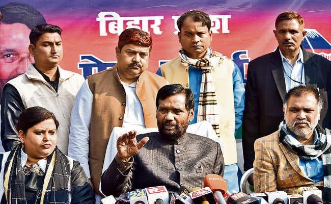 पटना :  केंद्रीय मंत्री रामविलास पासवान बोले, निजी क्षेत्र में भी लागू हो 60% आरक्षण