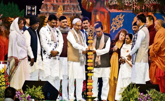 बुद्ध को नमन कर मुख्यमंत्री नीतीश कुमार ने किया बौद्ध महोत्सव का उद्घाटन, कहा - प्रेम व भाईचारे से होगा समाज का विकास