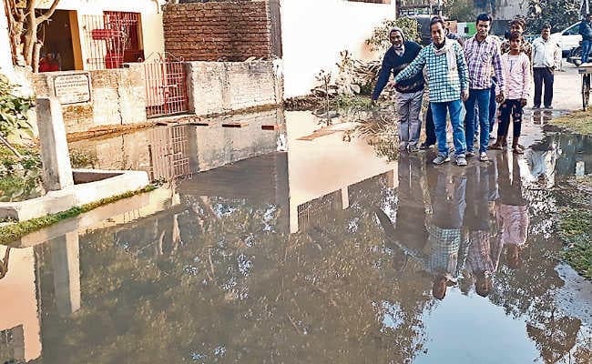 नौ दिनों से जलजमाव, सड़क पर उतरे लोग