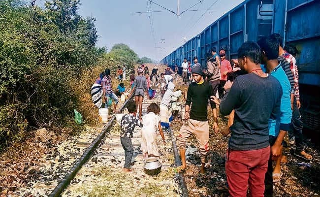 मोकामा : मालगाड़ी पर लदा केमिकल लूटा