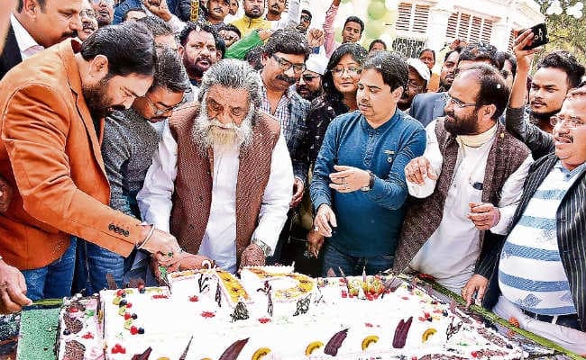 रांची : 75 के हुए शिबू, 61 के बाबूलाल, जन्मदिन पर मना जश्न