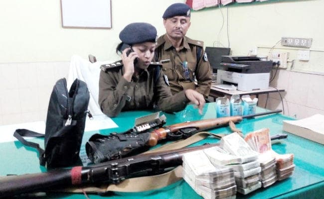 विधायक अनंत सिंह के करीबी के घर छापेमारी कर पुलिस ने बरामद किये स्वचालित राइफल, कारतूस व Rs.7.49 लाख