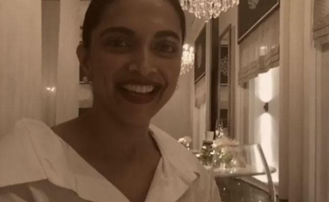 दीपिका पादुकोण ने हाथ में जाम लेकर दिखाया ''सिंबा'' स्‍टाइल, VIDEO