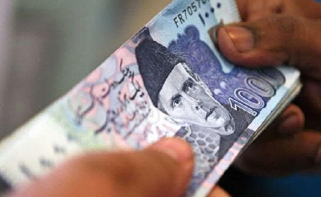 बोतलबंद पानी और पेय पदार्थ पर एक रुपए का शुल्क लगाया