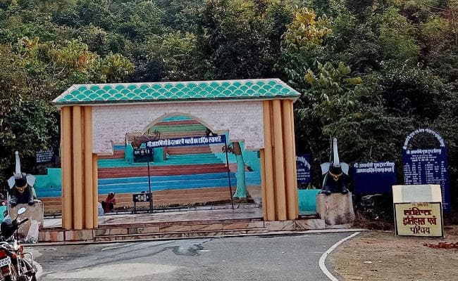 खरसावां : अच्छी फसल के लिए आकर्षिणी माता के शक्ति पीठ में मागे बुरु की पूजा