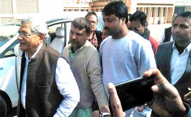 Ranchi : ‘दागदार’ लालू से मिलने रिम्स पहुंचे सीताराम येचुरी, बोले : BJP को हराने के लिए बनायेंगे सशक्त महागठबंधन