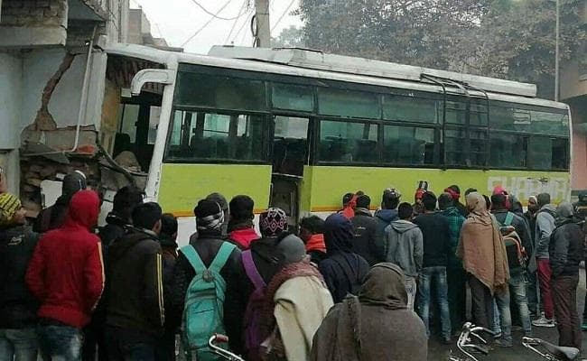 बिहार : यात्रियों को लेकर पटना जा रही बस ने घर में मारी टक्कर, 9 घायल