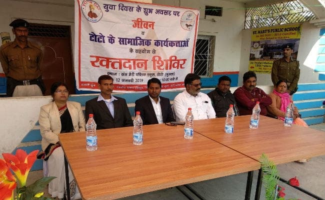 टोटो में 90 युवाओं ने किया रक्तदान, डीसी ने कहा : अपने खून को दूसरे के रगों में बहने का मौका दें