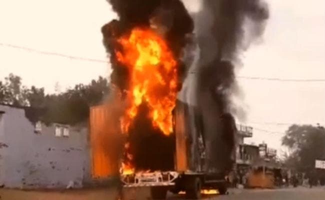 IN PICS : आग के शोले में तब्दील हो गया कंटेनर, लोगों की सांसें अटकीं, देखें Video