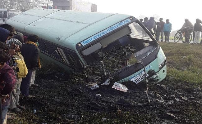 टक्कर के बाद चाट में पलटी बस, दर्जनों यात्री घायल