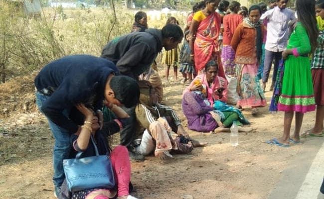 फिर खून से ‘लाल’ हुई गुमला की काली सड़क, पेड़ से टकराया तेज रफ्तार ऑटो, एक की मौत 7 घायल