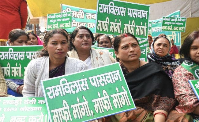 ''अंगूठा छाप'' की टिप्पणी को लेकर रामविलास के खिलाफ बेटी आशा बैठी धरने पर