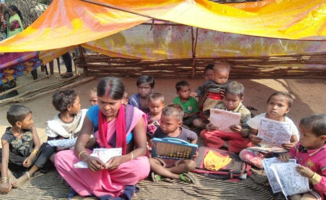 उग्रवाद प्रभावित धमधरवा में पेड़ के नीचे तिरपाल की छत के अंदर बैठ क, ख, ग सीख रहे नौनिहाल