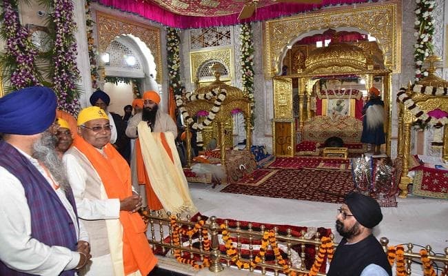 352वां प्रकाश पर्व : सीएम नीतीश ने हरमंदिर में मत्था टेका