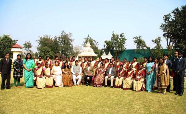 CM रघुवर दास ने 24 महिला किसानों के पहले दल को इस्राइल के लिए किया विदा