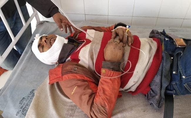 लूटपाट विरोध करने पर यात्री को चलती ट्रेन से फेंका, हालत गंभीर