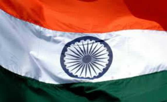 कोलकाता : तिरंगा झंडा लेकर सिनेमा देखने पहुंचे भाजपा कार्यकर्ता