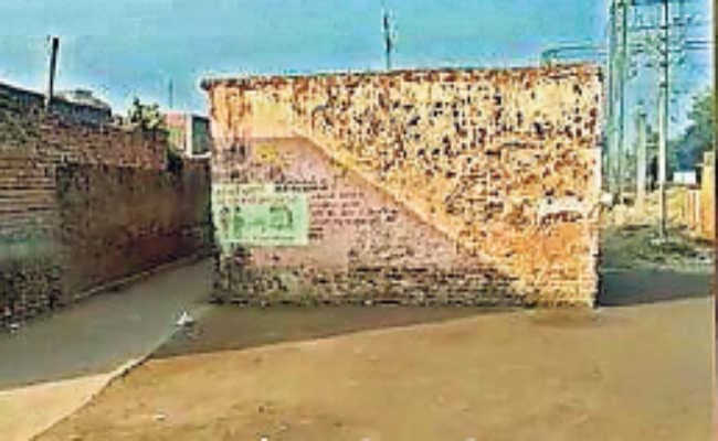 भागलपुर  :  स्कूल करो खाली, अब 400 बच्चों की रुक जायेगी पढ़ाई, परेशान अभिभावक बोले - सीओ साहब, स्कूल खोलै के जोगाड़ करी दहो, बच्चा कहां पढ़तै...