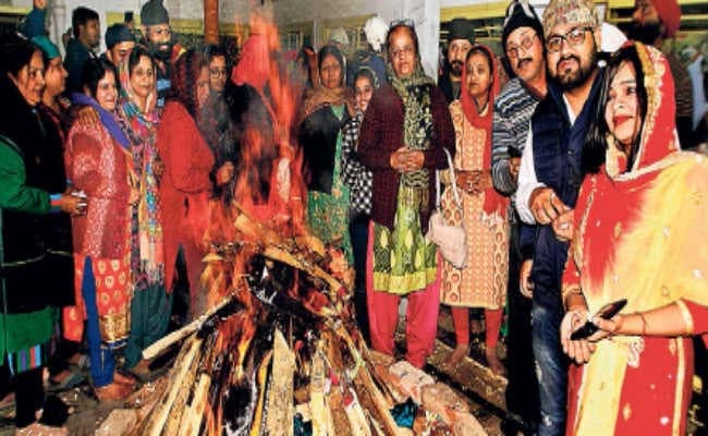 गुरुद्वारा परिसर में पंजाबी, सिंधी व सिख समाज ने धूमधाम से मनायी लोहड़ी : सुंदर मुंदरिये होय ! तेरा कौन विचारा...