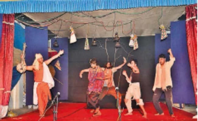 देवघर : आरएन बोस लाइब्रेरी में चरणदास चोर का नाट्य मंचन, चोरी मेरा धर्म, सच्चाई मेरी ईमान