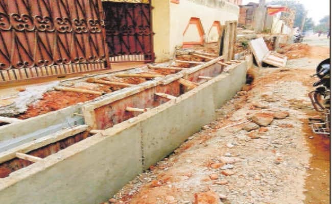 सड़क कोड़ कर छोड़ दे रहे, लोगों का घर से निकलना मुश्किल