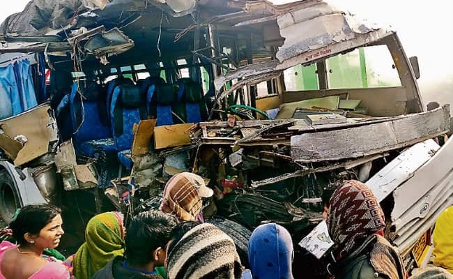 सीतामढ़ी : रून्नीसैदपुर में बस और ट्रक की टक्कर में दो की मौत, 34 जख्मी