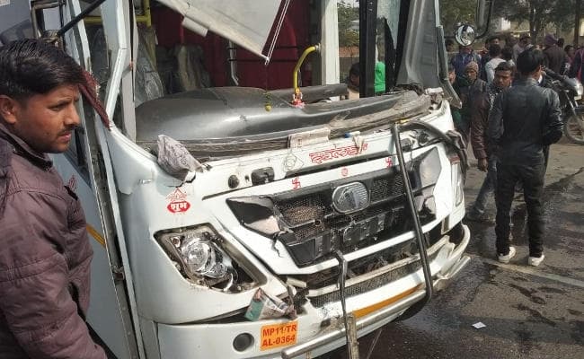 हजारीबाग से रांची आ रही यात्रियों से भरी बस की टेलर से सीधी टक्कर, हाइवे जाम