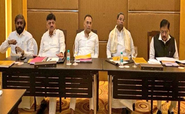 कर्नाटक में फिर राजनीति गरम: भाजपा पर ऑपरेशन लोटस चलाने का आरोप