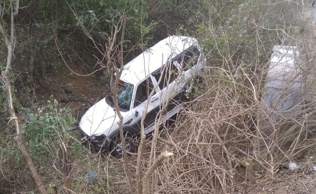 बोकारो में अनियंत्रित स्कॉर्पियो गहरे गड्ढे में गिरी