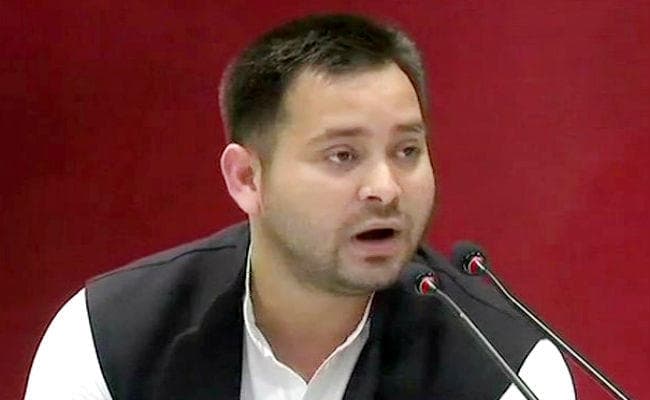 तेजस्वी ने अखिलेश से की मुलाकात, कहा- अंगरेजों की गुलामी करनेवाले सत्ता में काबिज