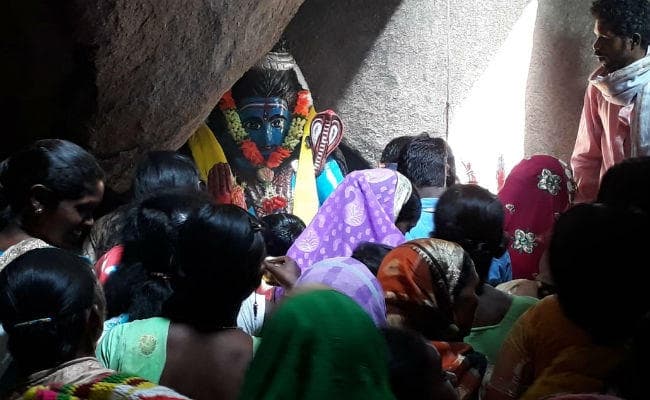 सिमडेगा : पर्यटन स्थल भैरो पहाड़ की गुफा में श्रद्धालुओं ने की भगवान शिव की पूजा अर्चना