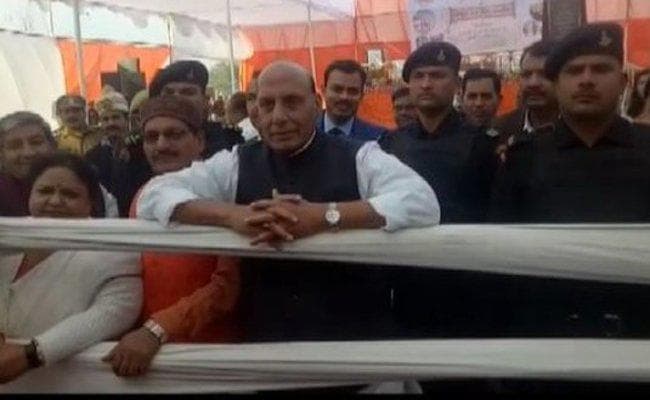 गृह मंत्री राजनाथ ने कहा - पाक की हरकतों के चलते कश्मीर समस्या अब भी चुनौती