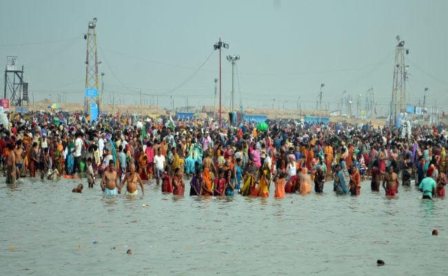 गंगासागर मेले में फोन- इंटरनेट सेवा ठप्प, खुले आसमान के नीचे रात काट रहे तीर्थयात्री