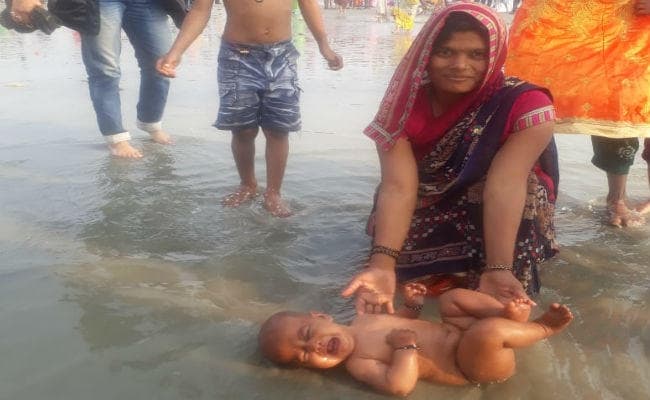 गंगासागर स्‍नान : 27 लाख पुण्‍यार्थियों ने लगायी मोक्ष की डुबकी, सागर तट पर उमड़ा आस्था का जनसैलाब