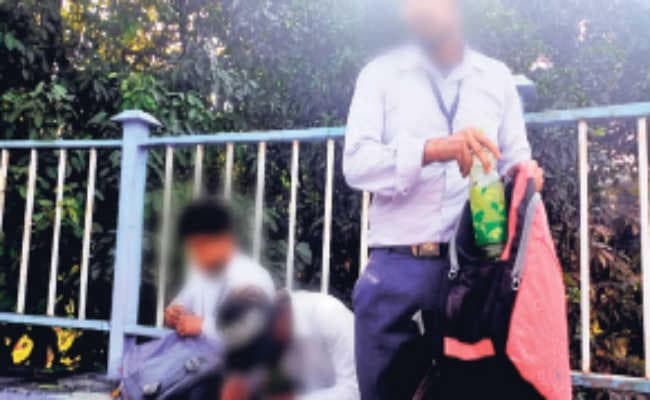 सिलीगुड़ी : ब्वॉयज स्कूल के छात्रों ने शैतानी में बनाया रिकार्ड, किताब की जगह स्कूल बैग से निकल रही शराब की बोतलें