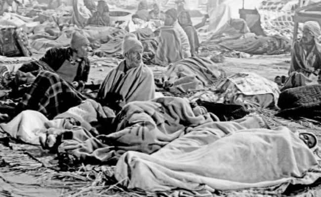 खुले आसमान के नीचे रात काट रहे हैं श्रद्धालु