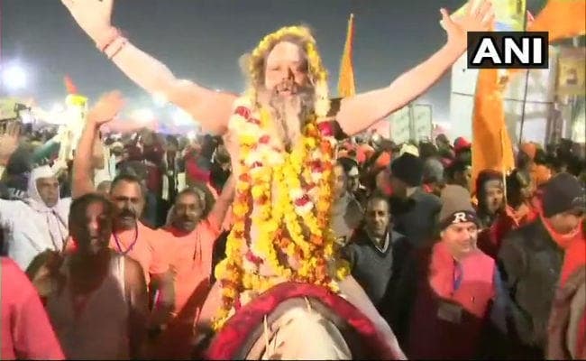 VIDEO महाकुंभ 2019 : 10 डिग्री से कम तापमान, श्रद्धालुओं ने लगायी आस्था की डुबकी, मेला प्रारंभ