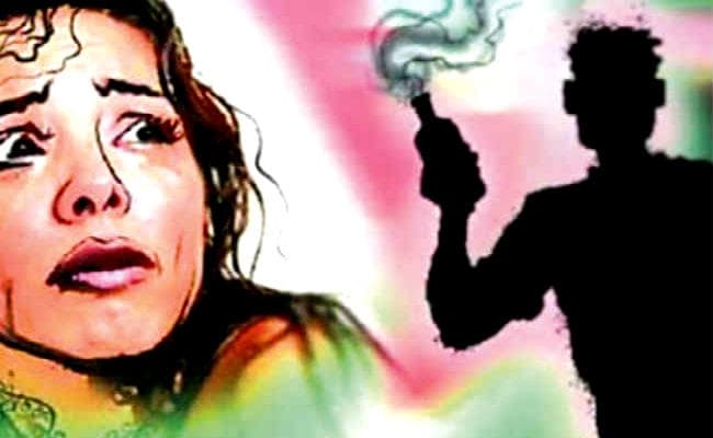 तलाक के बाद मायके में रह रही थी पत्नी, ससुराल पहुंचकर सोये अवस्था में पति ने फेंक दिया तेजाब, मां-बेटी घायल